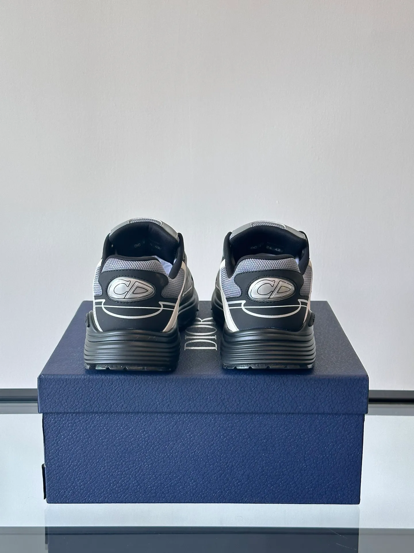 Men's Men's Shoes 💰p440 "Dio*" Dior B30 series sports shoes, multi-color mesh fabric and multi-color technical fabrics, this season's new B30 low-top sports shoes are one of the flagship styles of the series. Crafted from multicolor mesh and technical fabrics, it's finished with a reflective "CD30" graphic and silver-toned "DIOR B30" and "CD30" logos on the heel and tongue. An extra-light, sculpted rubber sole with signature accents adds style, while internal stretch details create ideal comfort. It can be matched with various casual styles to show a fashionable and modern sports style. Size: 38-44 (45-46 customized)